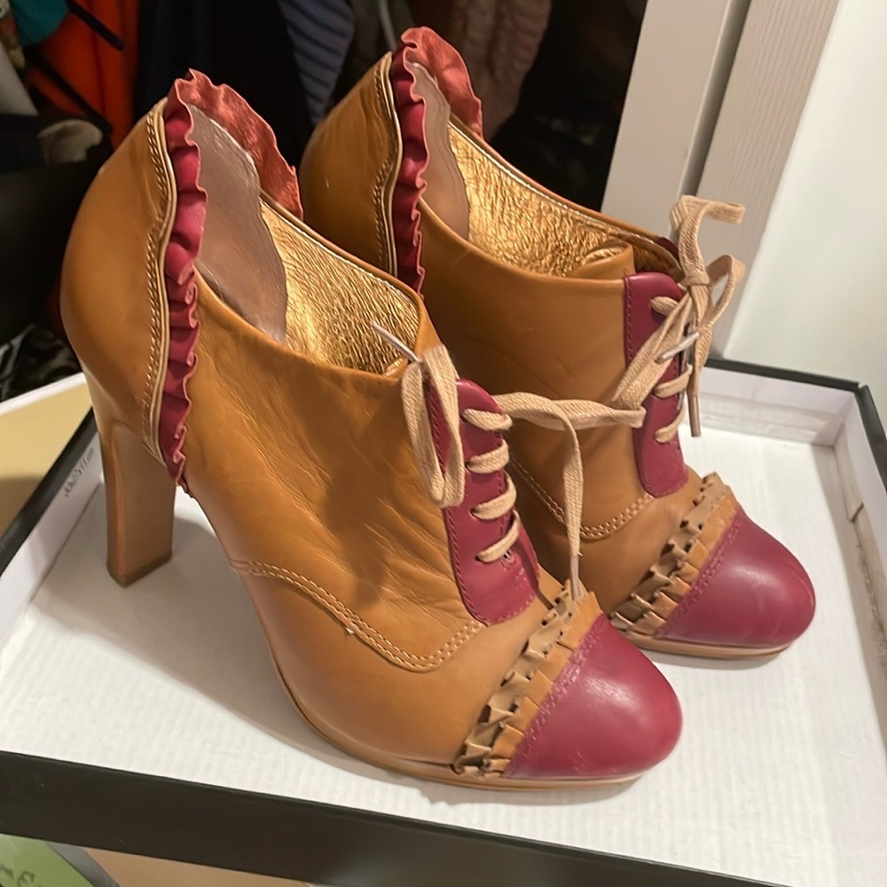 Rare anthro miss Albright Tan and Red Women's Heels 👠 - Picture 11 of 11